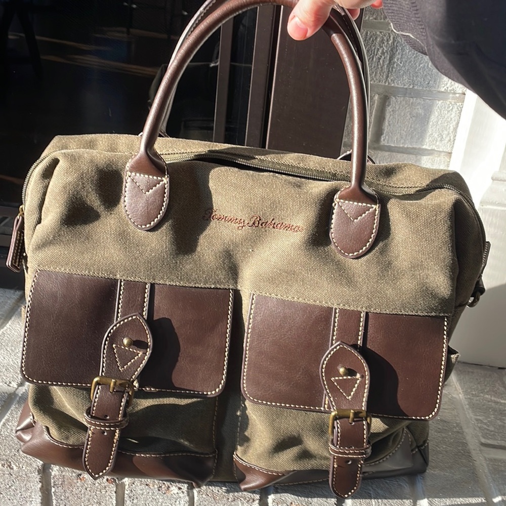 Tommy Bahama brief case/ laptop/ hand bag. Includes adjustable shoulder strap.